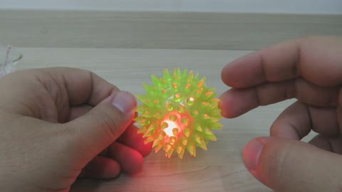 Bolinha de Borracha para Cães e Gatos com Apito e LEDs