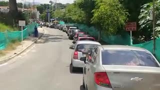 fila de cuatro horas en punto de vacunación móvil de la santoto