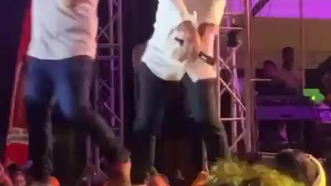 Alcalde de Cartagena sorprendió con sus pasos de baile en concierto