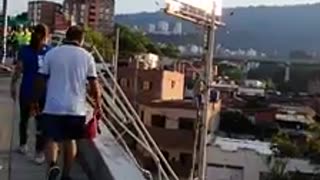 Carro casi cae al barrio San Martín tras accidente en el Viaducto García Cadena de Bucaramanga