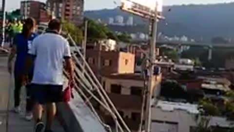 Carro casi cae al barrio San Martín tras accidente en el Viaducto García Cadena de Bucaramanga