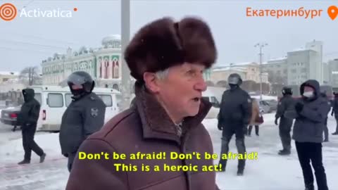 Elderly Russian in Yekaterinburg urges bystanders to protest #Ukraine️ #Russia
