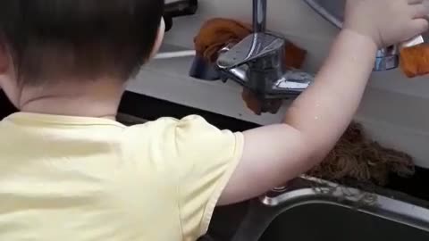 2-year-old babies can do washing dishes well