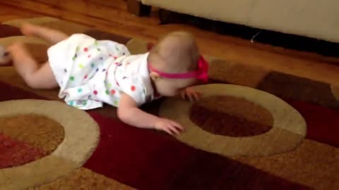 A friendly dog ​​teaches baby to crawl