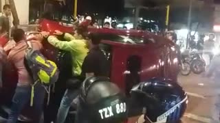 Conductor volcó su carro en Bucaramanga y lo dejó abandonado 2