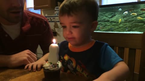 Adorable Kid Just Can’t Blow Out Birthday Candle. Dad Steps in With a Clever Hack. GENIUS!