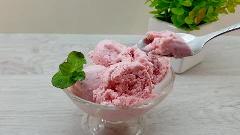 Homemade ice cream in 5 minutes !!! Strawberry ice cream at home! make delicious ice cream!