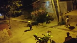 Policías agreden a mujer