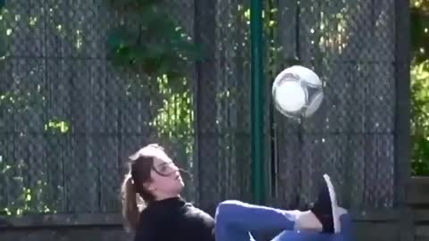 Wow, this girl is good at juggling balls