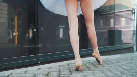 Video Of Ballerina Doing Pirouette