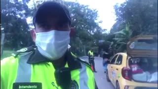 ciudadano camuflado en un vehículo de servicio público fue sorprendido por la Policía