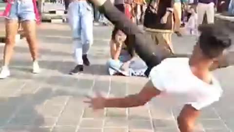 Tik tok flip stunt in public / tik tok flip stunt in public 😜😏