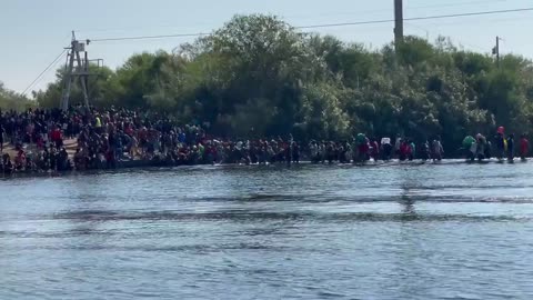 Large Influx of Illegal Aliens Spotted on US Side of Border: "Hundreds of People Every Hour"