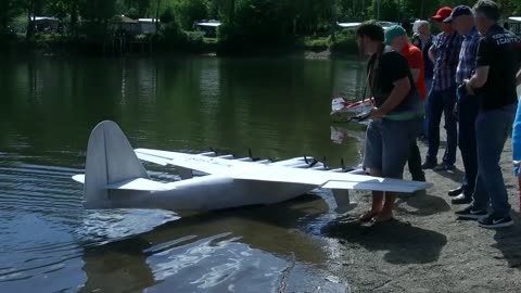 GIGANTIC XXXL RC HUGHES H4 HERCULES SPRUCE GOOSE SPECTACULAR WATERPLANE FLIGHT DEMONSTRATION