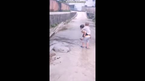 Small Kid Helps Other - showing Leadership Skill - Must Watch!!