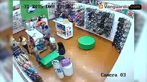 Video registra robo en centro comercial del área protagonizado por adulto mayor