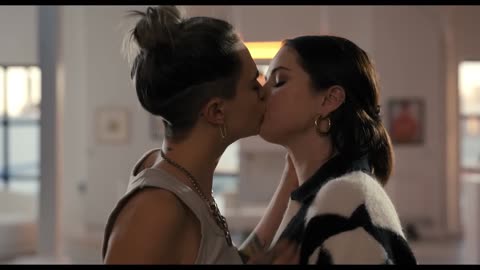 Only Murders in the Building 2x02 / Kiss Scene — Mabel and Alice (Selena Gomez and Cara Delevingne)