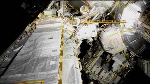 NASA ASTRONAUTS WALK IN SPACE OUTSIDE THE SPACE STATION