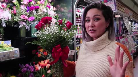 DIY FLOWER ARRANGEMENT under $30 with Grocery Store Flowers | Julie Khuu