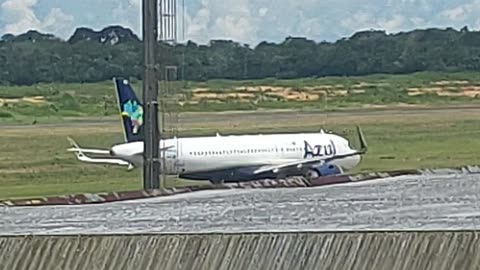 Airbus A320NEO PR-YRU faz seu pushback antes de decolar de Manaus para Boa Vista