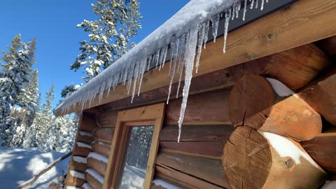 Icicles of Swampy Shelter Log Cabin – Central Oregon – Swampy Lakes Sno-Park – 4K