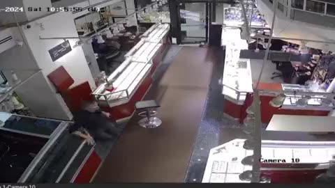 Video of failed robbery on Jewelers Row, Chicago, resulting in the perpetrator getting shot