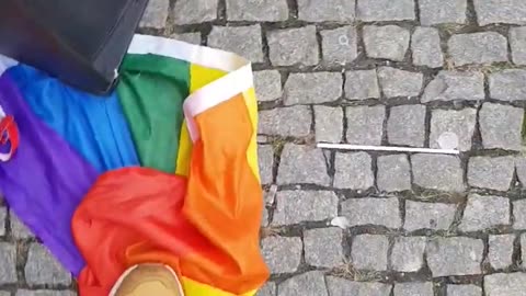 Passeggiata sulla bandiera arcobaleno per i diritti dei sodomiti LGBTQ🏳️‍🌈 ma cagateci sopra e mettete il video su youtube..ecco quello che penso sui diritti LGBTQ e sulle loro bandiere sodomite che possono essere deturpate e bruciate