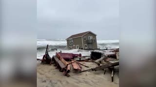North Carolina beach house collapses into sea
