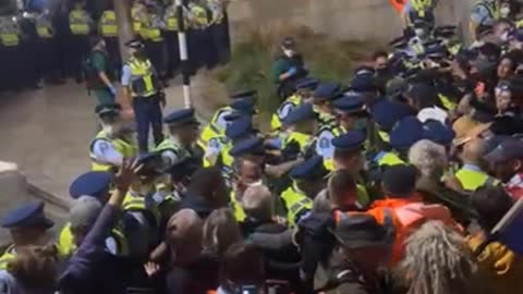 Camp Freedom, Wellington, NZ: Police Install Concrete Barriers Blocking the Protesters In