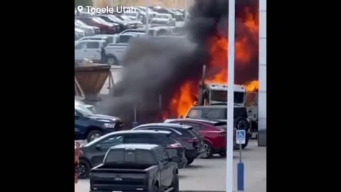 🚨WARNING: Semi-Truck Crashes into Tooele Auto Mall Tooele | Utah