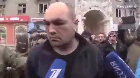 Ukrainians citizens in Mariupol beat neo-Nazis after being captured by the Russian army.