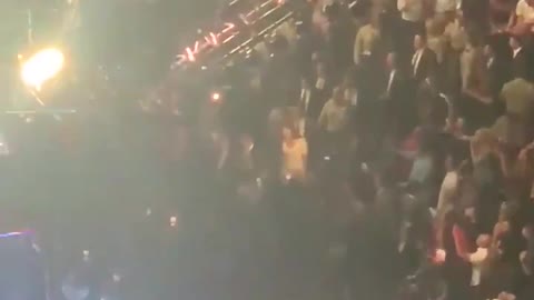 La folla di Las Vegas saluta il Presidente Trump!!!💥💥💥 🐸🍿