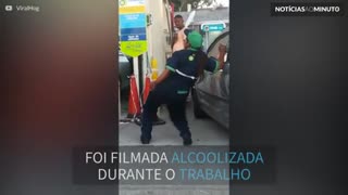 Funcionária alcoolizada atende clientes dançando