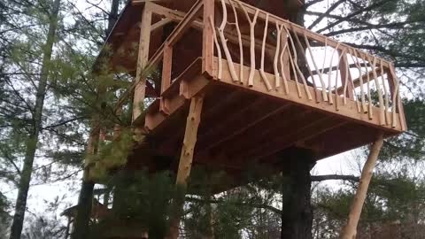 Walk around tour of the Peacemaker treehouse by Bigfoot Treehouses