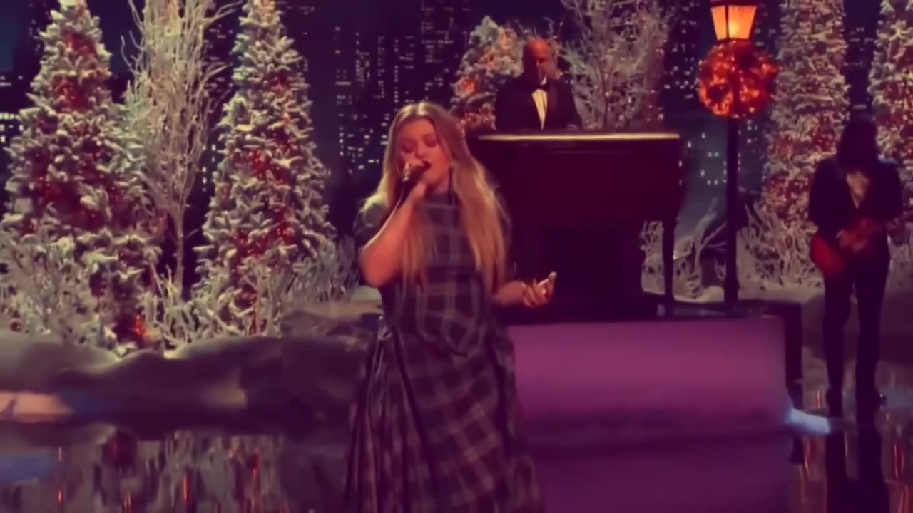 Live Kelly Clarkson Underneath The Tree