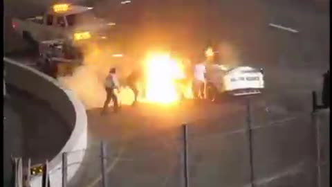 Padre corre a la pista para salvar a su hijo del auto de carreras en llamas.