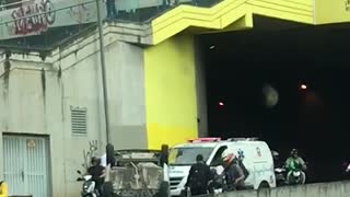 Un carro quedó llantas arriba cerca al Viaducto La Flora en Bucaramanga