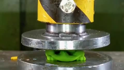 Hydraulic press crushing large and small objects