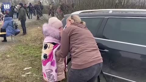 Ukraine_ Mother and kids' emotional reunion at border as father stays to fight