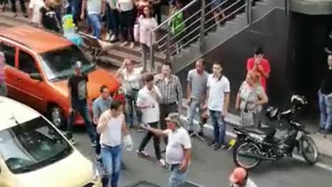 Video: taxista y transportador informal protagonizaron riña en Bucaramanga