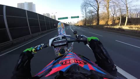 Motorcyclist pulls off 1.5 mile wheelie through traffic!
