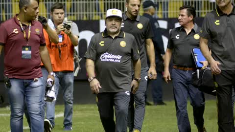 Operación en la rodilla derecha de Maradona fue un éxito