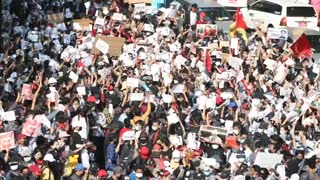 [Video] Policía dispara a los manifestantes en Birmania