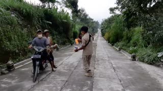 Video: El volcán indonesio hijo del Krakatoa expulsa nubes de ceniza, humo y magma