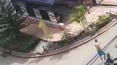 Video: Presunto ladrón se subió a un techo para evitar ser linchado