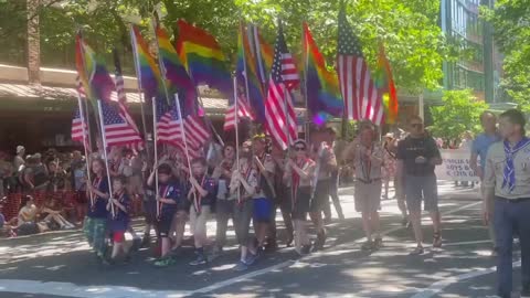 Pride 2022 po fillon Downtown Seattle i udhëhequr nga Boys and Girl Scouts of America.