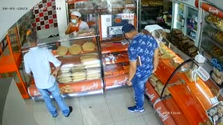 Video: Compró pan antes de robarle el celular a la vendedora, en Bucaramanga