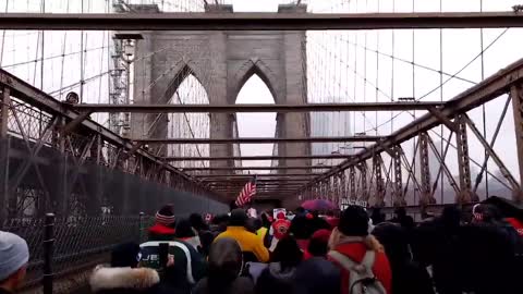 Breaking news: FDNY, NYPD, EMS and other city workers shut down the Brooklyn bridge in response of the mandates. They demand all mandates got lifted while they chant "save our children"
