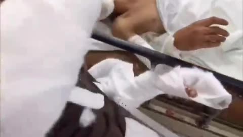Heartbreaking video: wounded Palestinian child comforts father