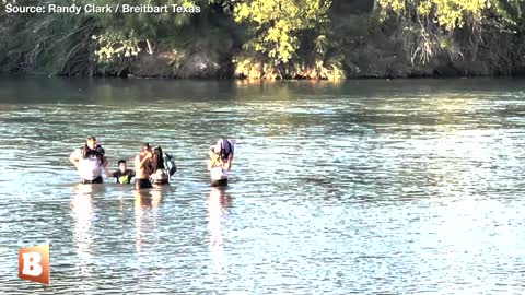 Colombian Migrants Casually Cross Border River from Mexico to Texas